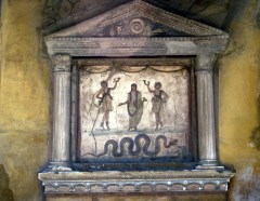 Lararium aus Pompeji. Typische Elemente: die Laren links und rechts, in der Mitte der Genius, darunter die Schlange