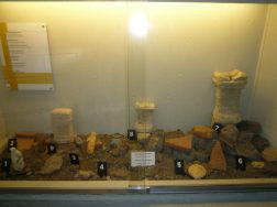 In den Vitrinen sind Fundstücke aus der Umgebung ausgestellt (Repliken)