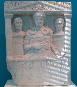 Der Celius-Stein ist der einzige archäologische Hinweis auf die Varusschlacht. Mit dieser Niederlage endete die römische Präsenz in Germanien (Bonn, 2014)