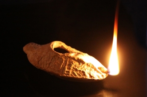 brennende-antike-oellampe_600